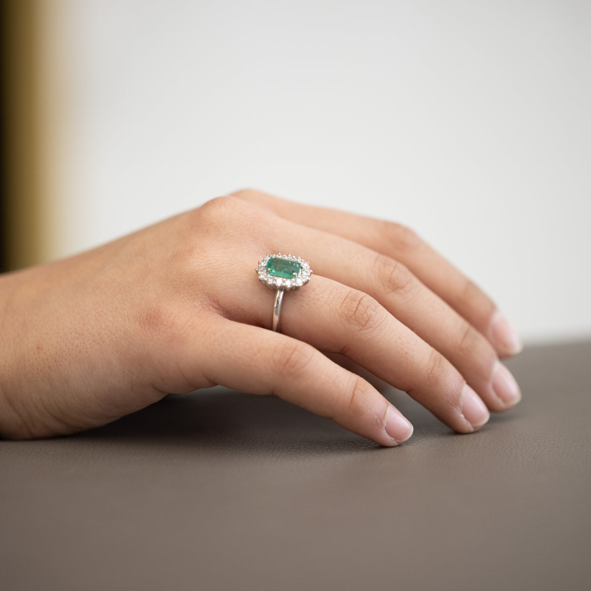 Anello in oro bianco 18kt con Smeraldo e contorno in Diamanti