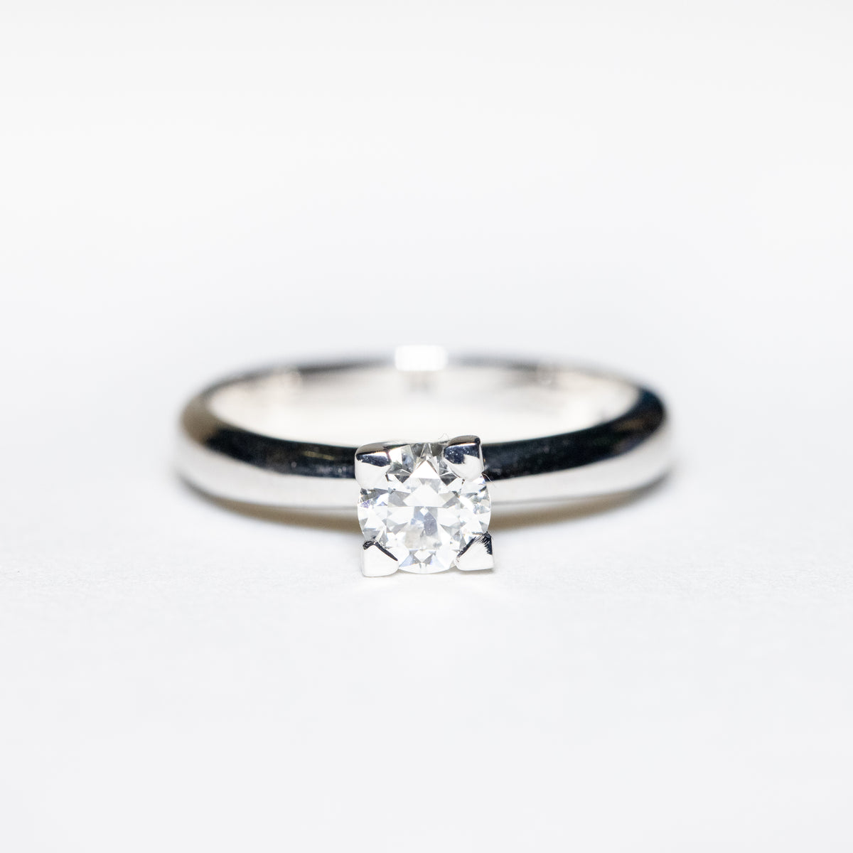 18kt White Gold Solitaire Ring with Central Diamond