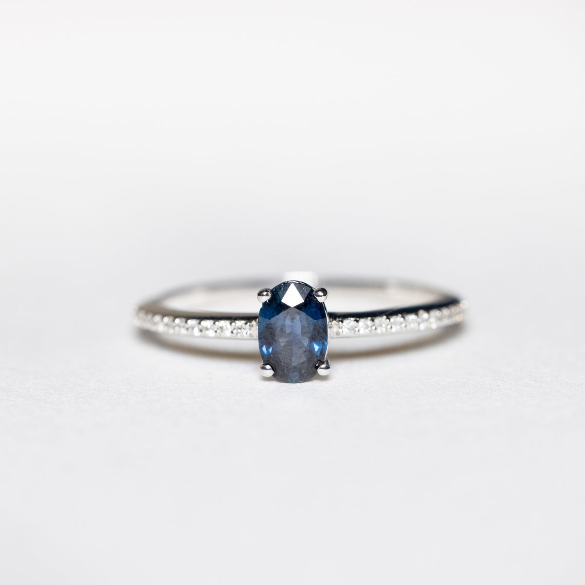 Anello in Oro Bianco 18Kt con Zaffiro ovale e diamanti