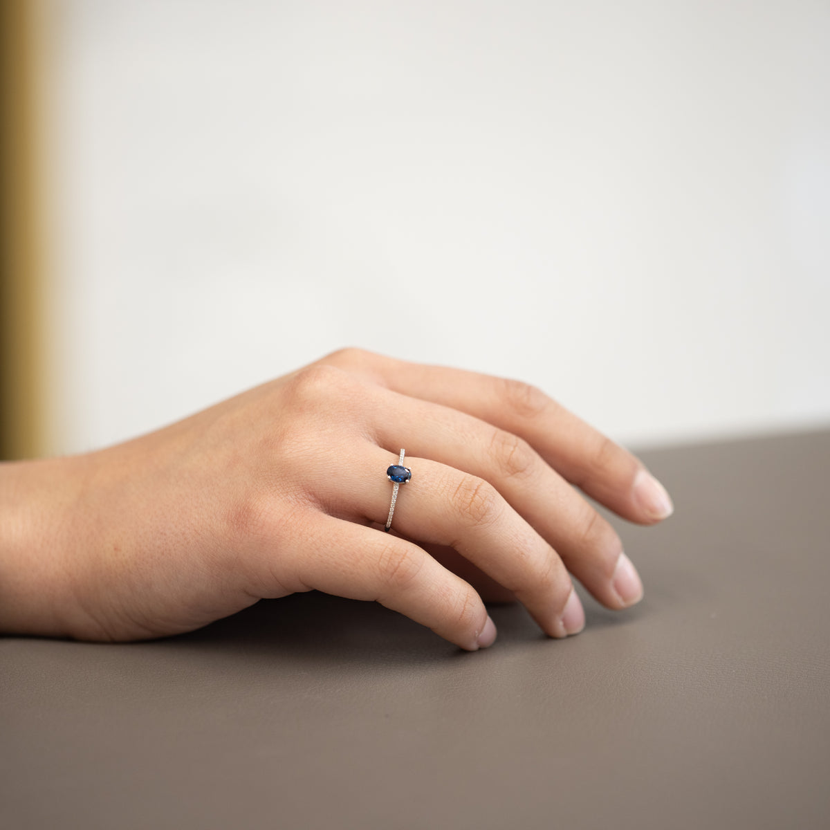 Anello in Oro Bianco 18Kt con Zaffiro ovale e diamanti