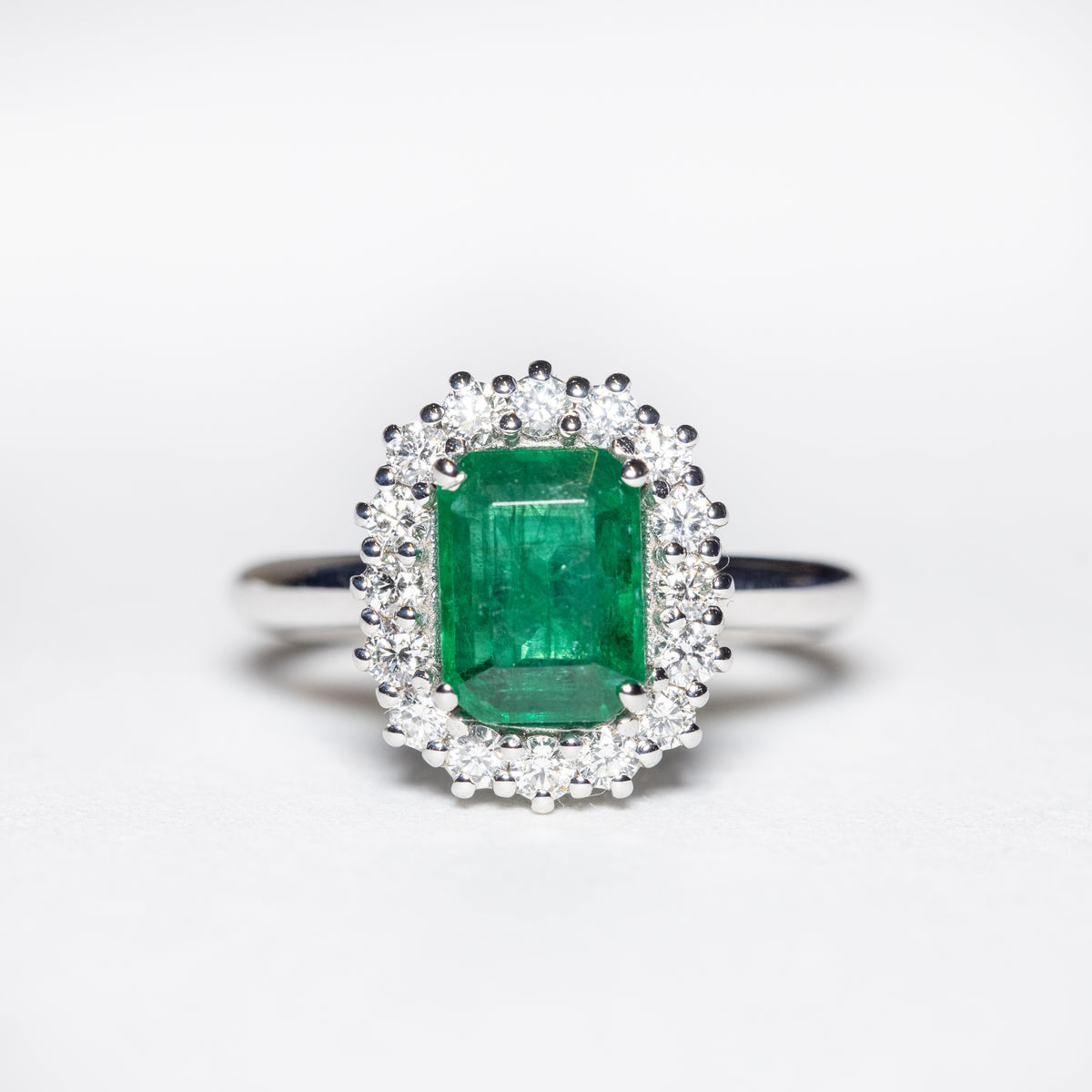 Anello in oro bianco 18kt con Smeraldo e contorno in Diamanti