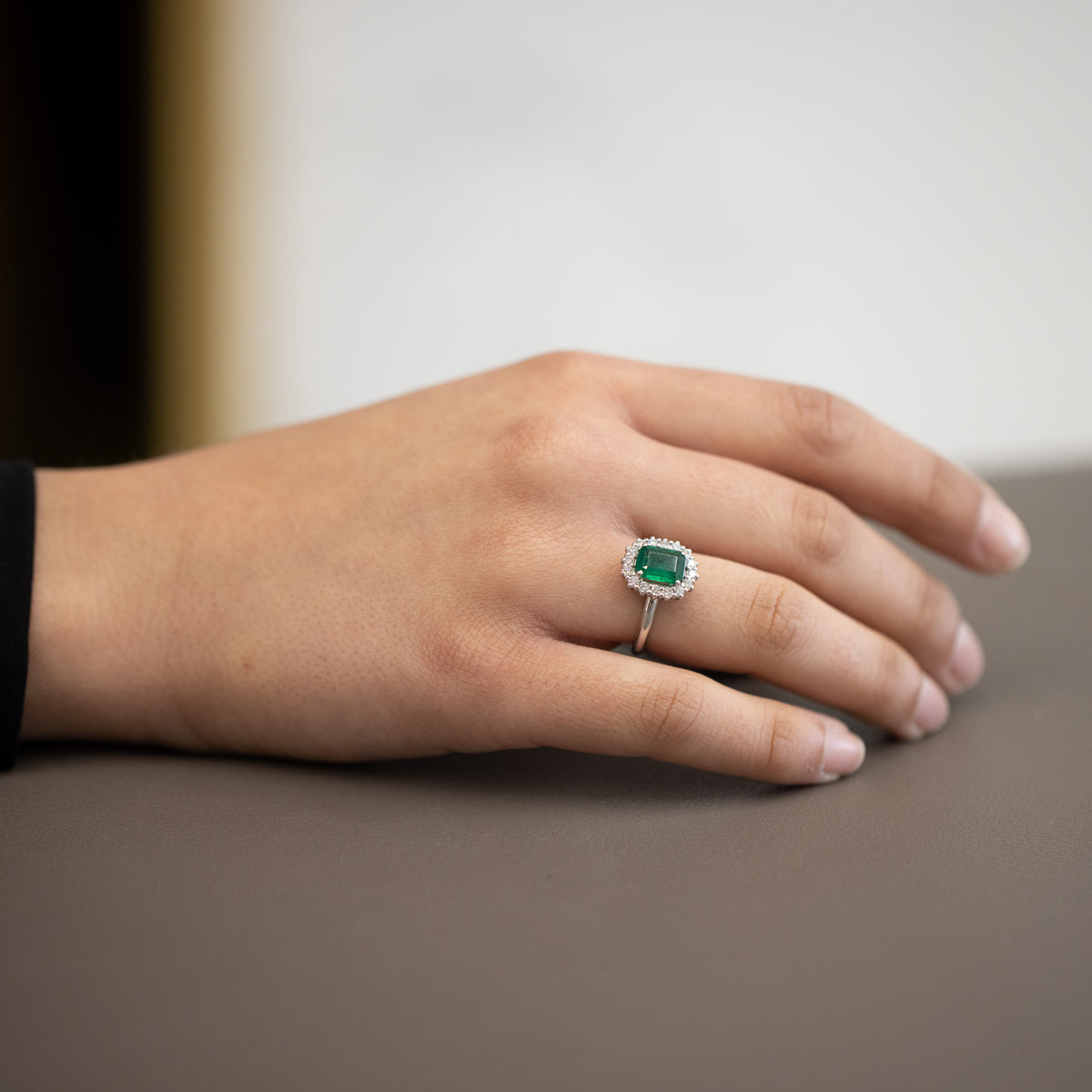 Anello in oro bianco 18kt con Smeraldo e contorno in Diamanti