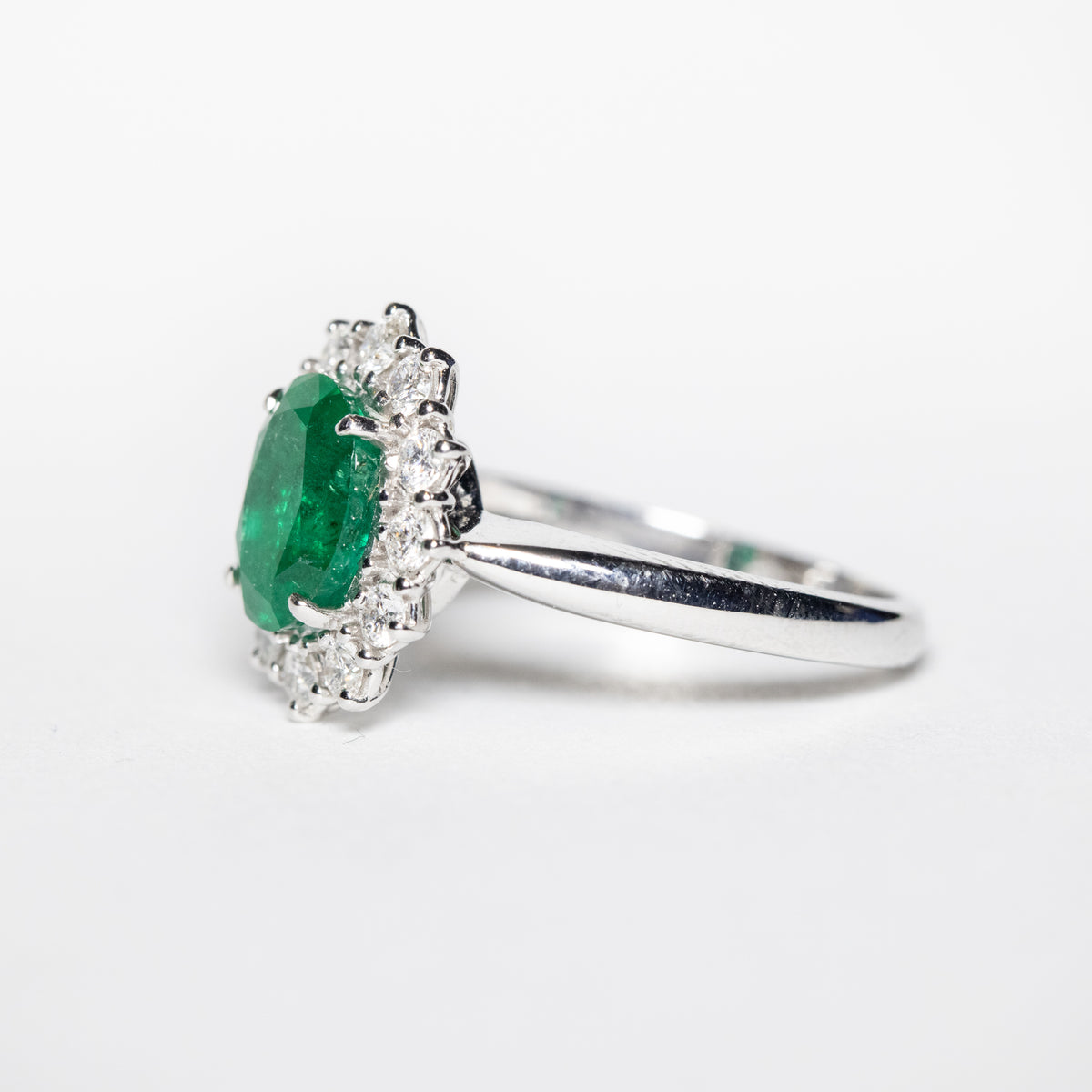 Anello in oro Bianco 18kt con Smeraldo da 2,00 ct e diamanti