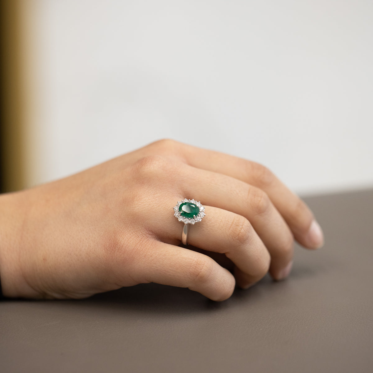 Anello in oro Bianco 18kt con Smeraldo da 2,00 ct e diamanti