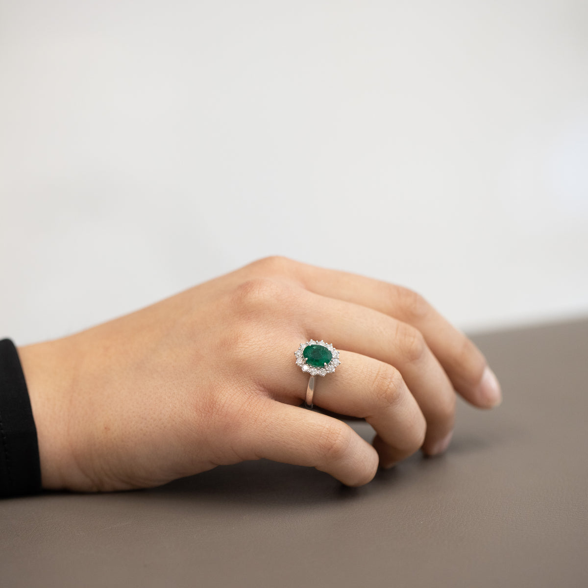 Anello in oro Bianco 18kt con Smeraldo da 2,00 ct e diamanti