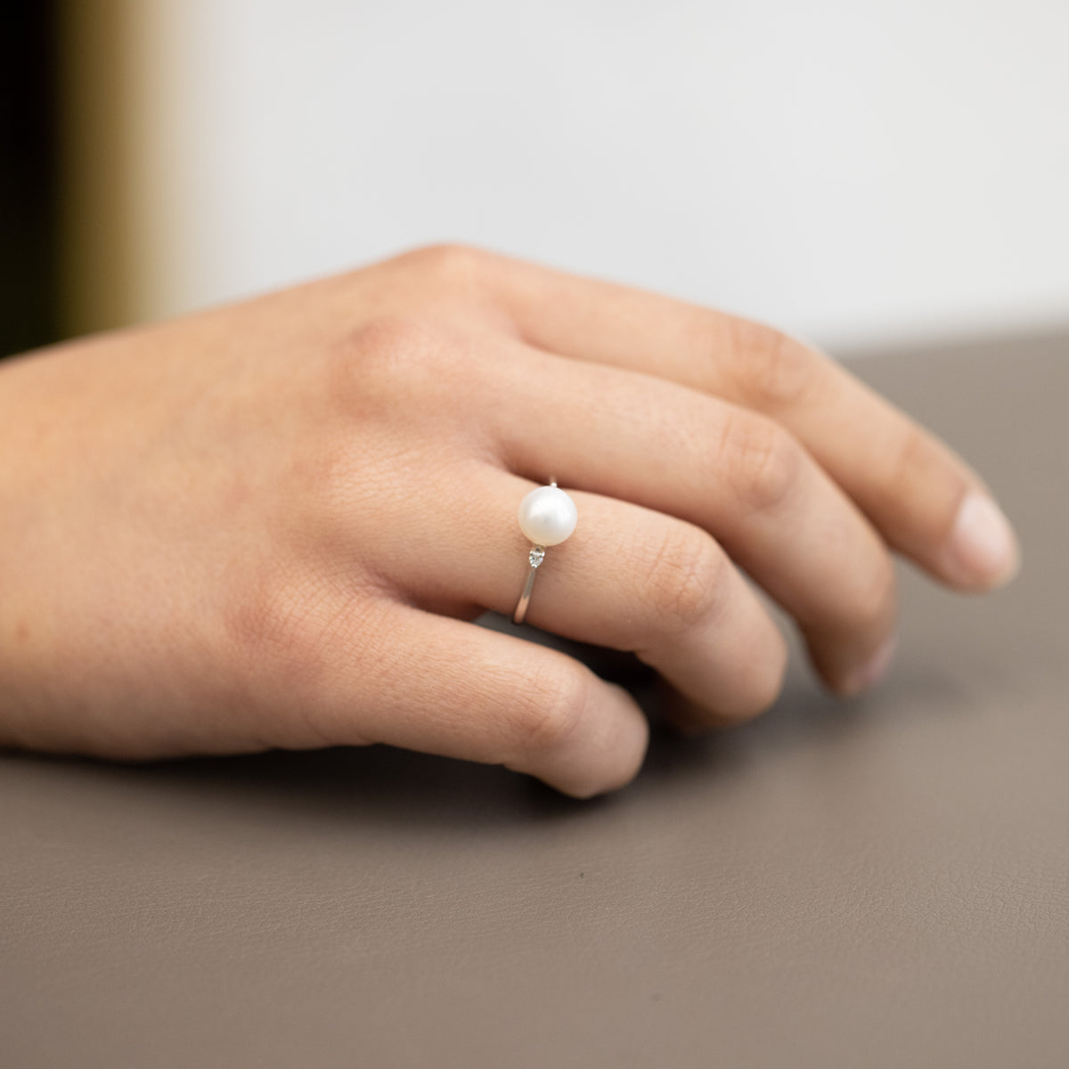 Anello in oro bianco 18kt con Perla Fresh Water e diamanti laterali