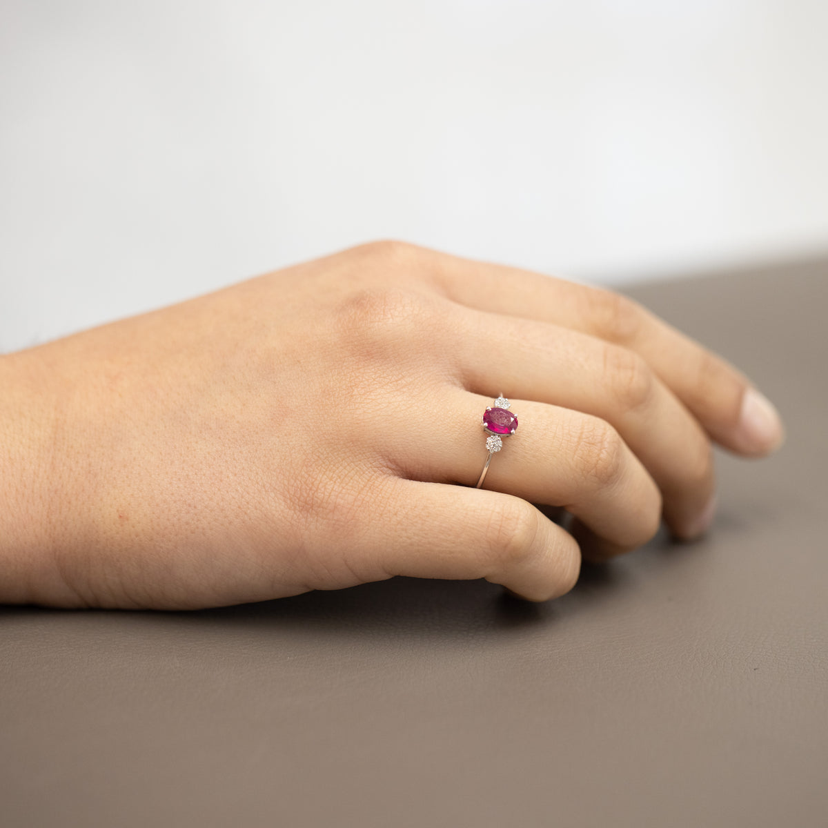 Anello in oro bianco 18kt con Rubino e diamanti fantasia pavè