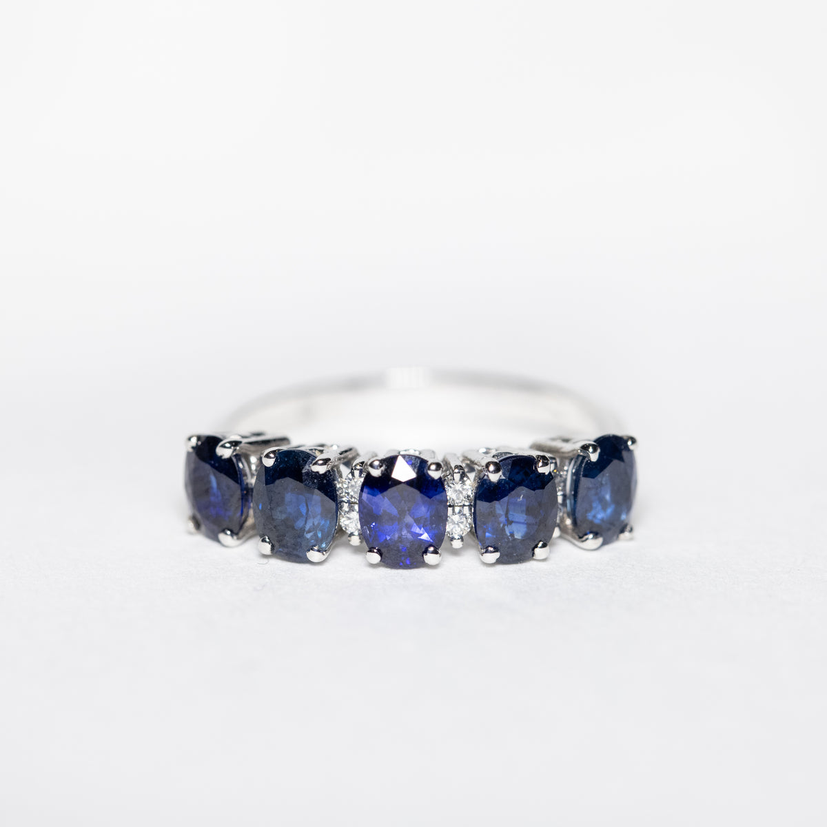 18kt White Gold Ring, Diamonds and Sapphires