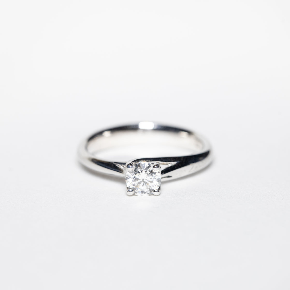 18kt White Gold Solitaire Ring with 0.50 kt Round Brilliant Central Diamond