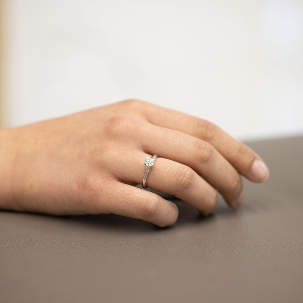 Anello Solitario in Oro Bianco 18kt con diamante centrale da 0,50 kt rotondo brillante