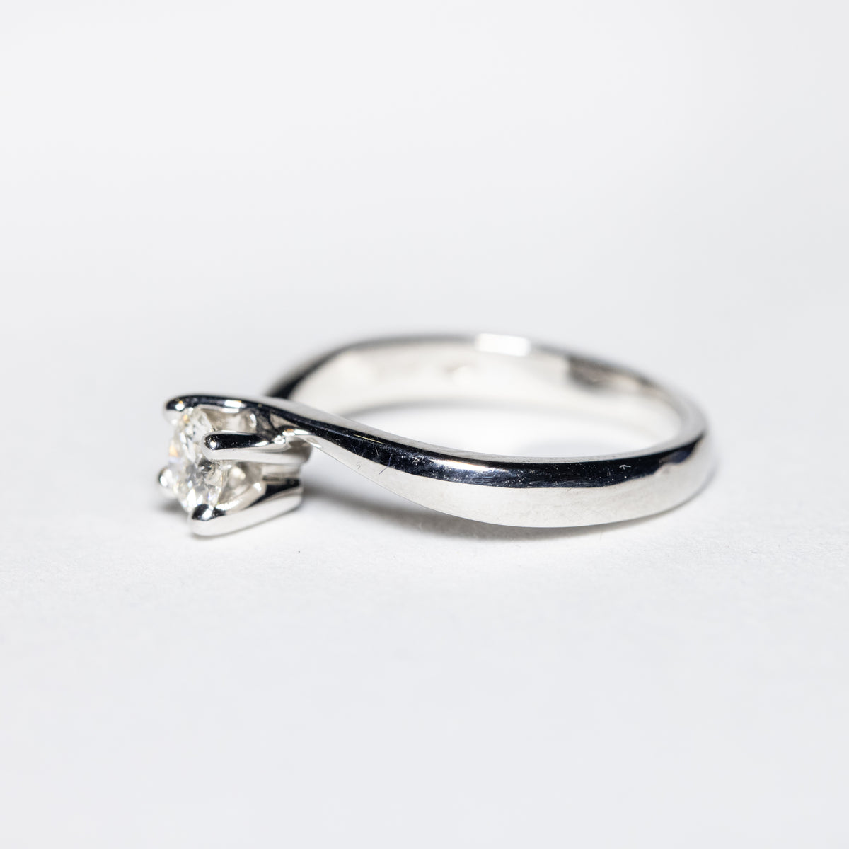 Anello Solitario in oro bianco 18k con diamante da 0,37ct. Montatura Valentino