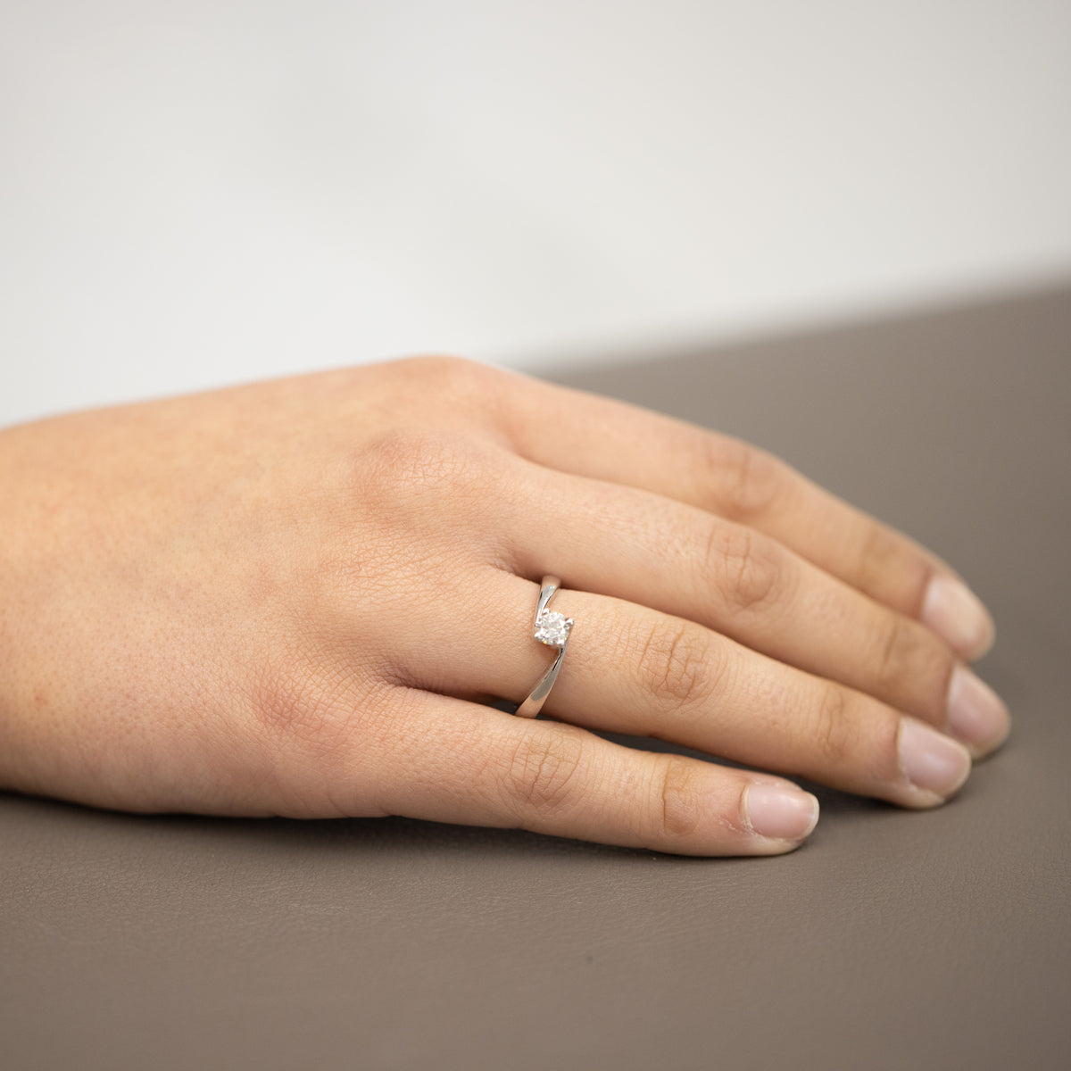 Anello Solitario in oro bianco 18k con diamante da 0,37ct. Montatura Valentino