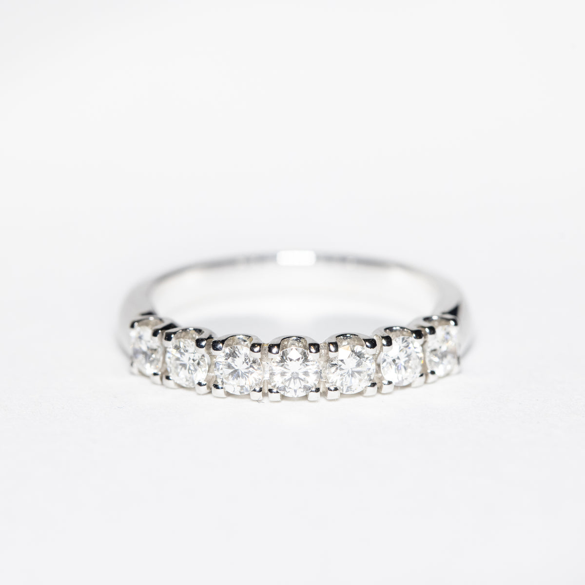 18kt white gold Veretta ring with 7 diamonds, 0.81 carat