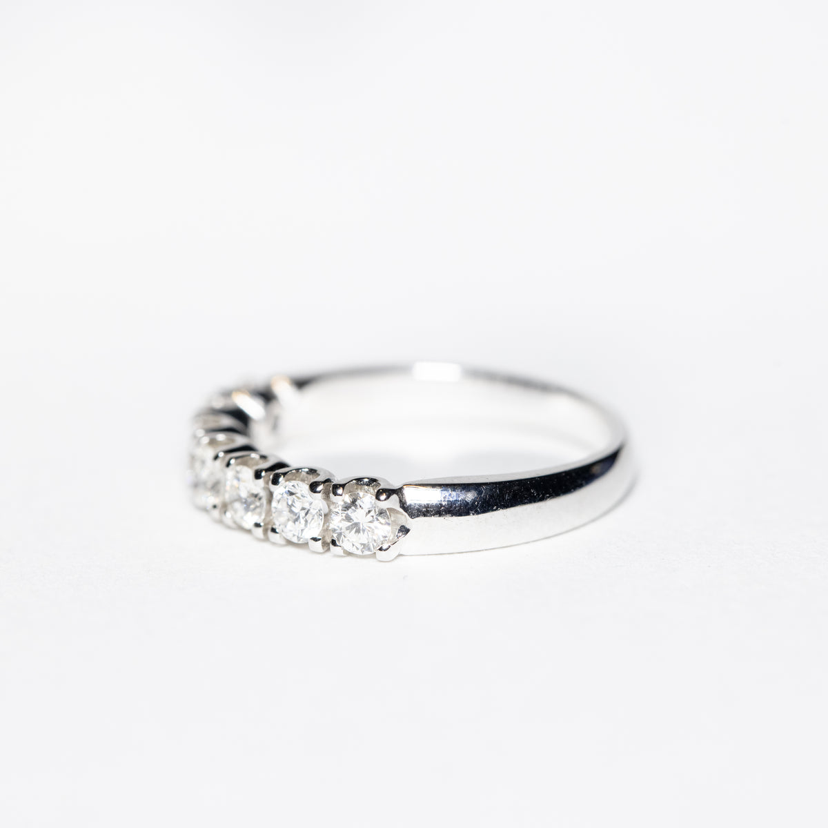 18kt white gold Veretta ring with 7 diamonds, 0.81 carat