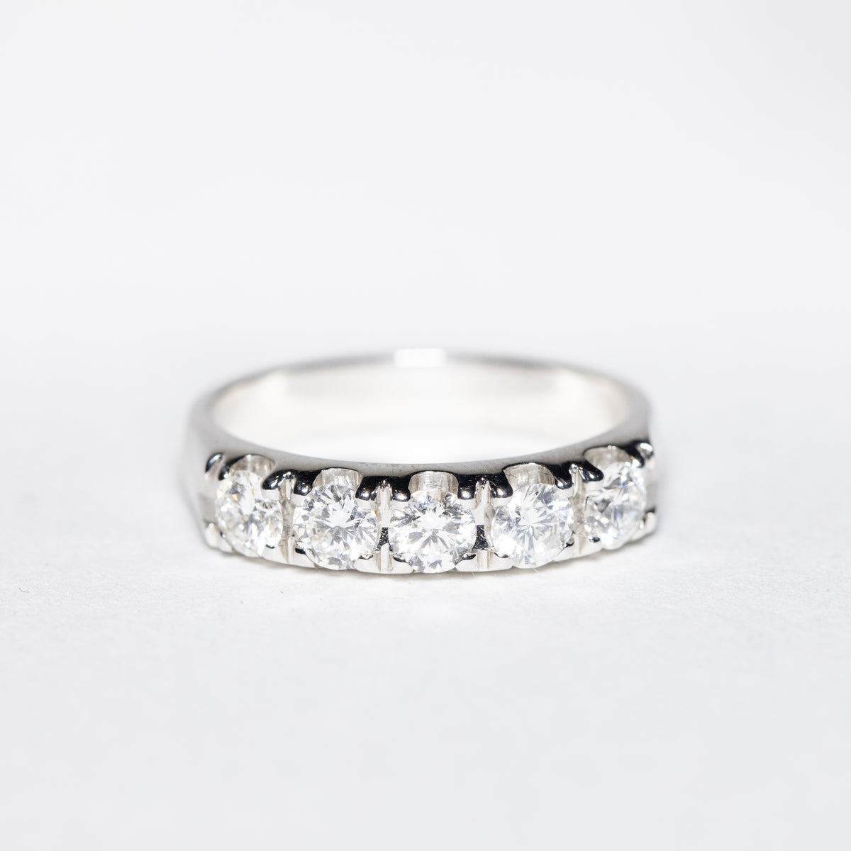 18kt white gold 5 diamond Veretta ring