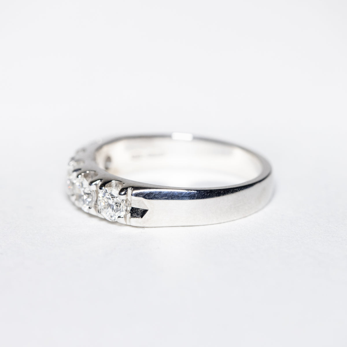 18kt white gold 5 diamond Veretta ring