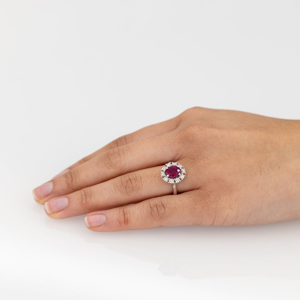 Anello in Oro Bianco KT Con Rubino Centrale e Giro di Diamanti