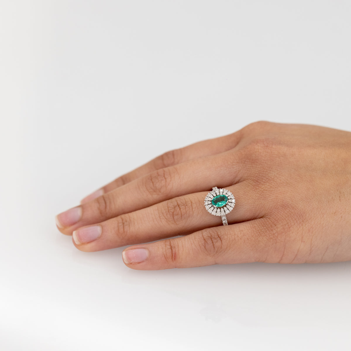 Anello in Oro Bianco 18 KT con Smeraldo Centrale con Doppio Giro di Diamanti e Diamanti sulla Montatura