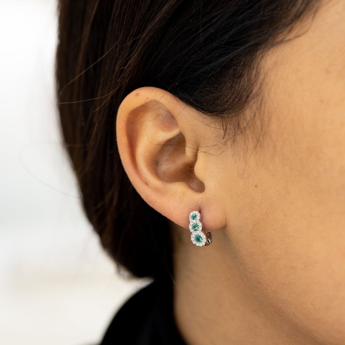 Orecchini Trilogy in Oro Bianco 18 KT Con Smeraldi e Giro di Diamanti