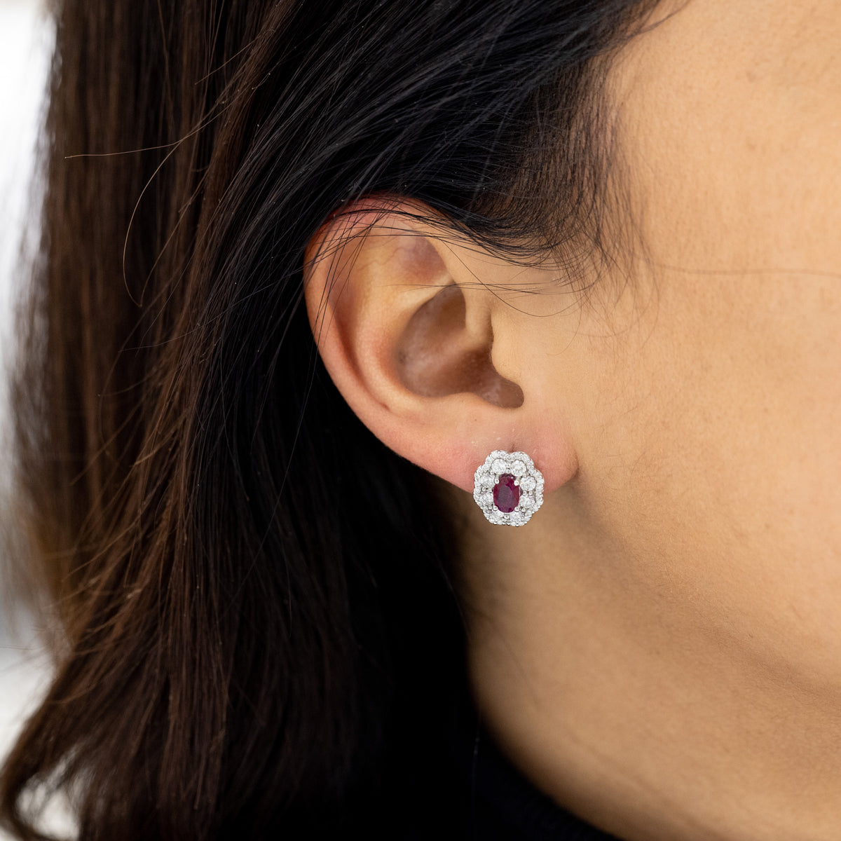 Orecchini in Oro Bianco 18 KT Con Rubino Centrale e Doppio Giro di Diamanti Forma a Fiore