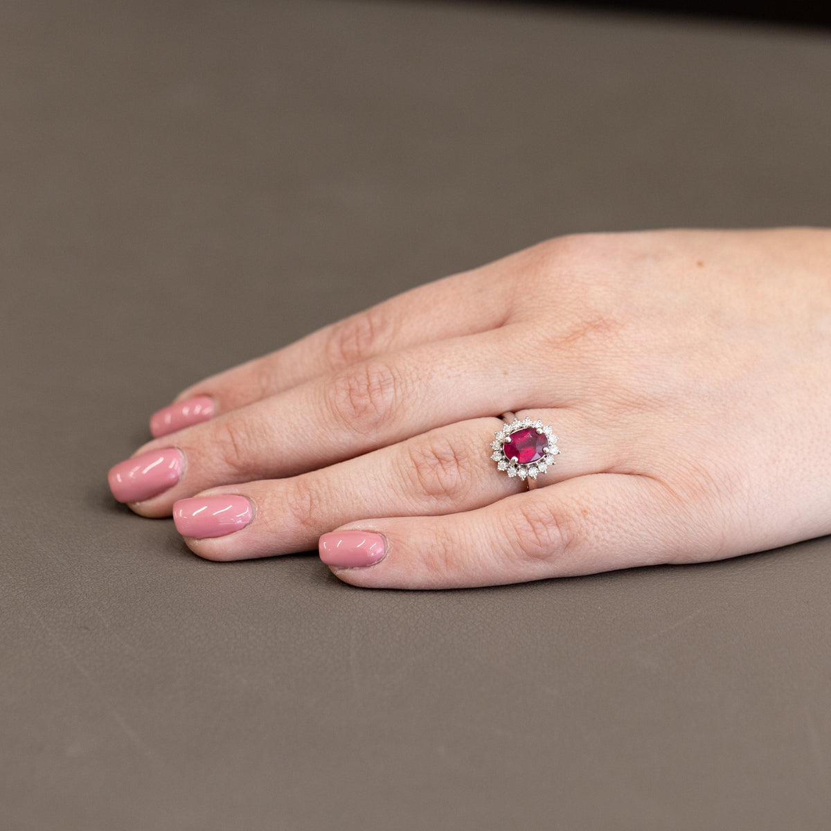 Anello Solitario con Rubino Centrale da 2ct e contorno Diamanti