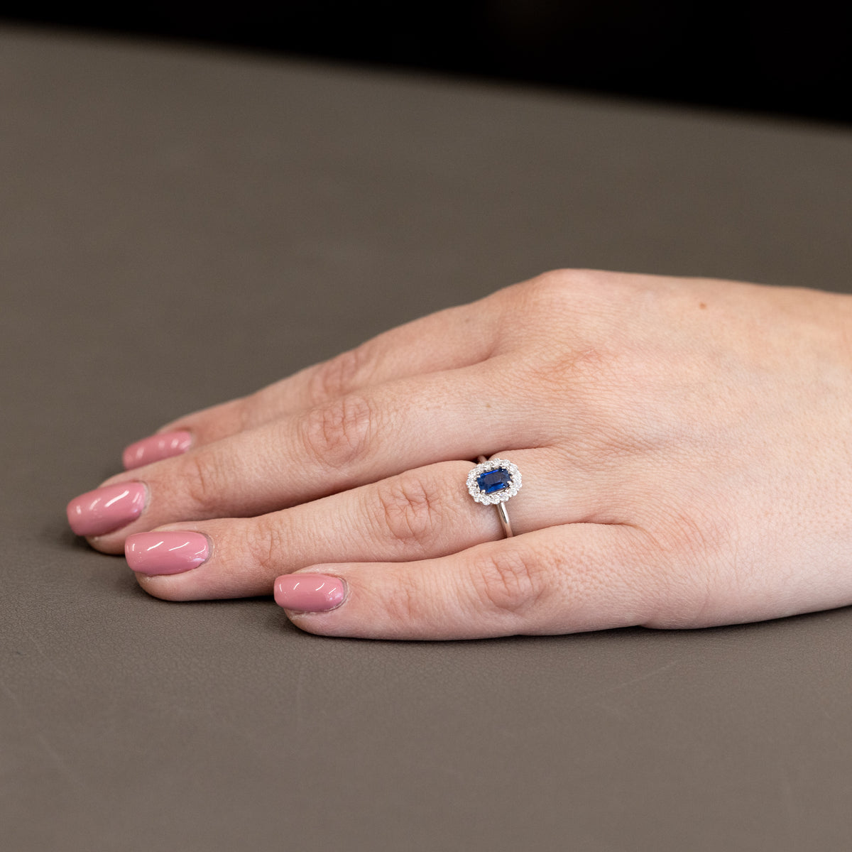 Anello Solitario in Oro Bianco 18kt con Zaffiro da 0,76CT e Contorno Diamanti