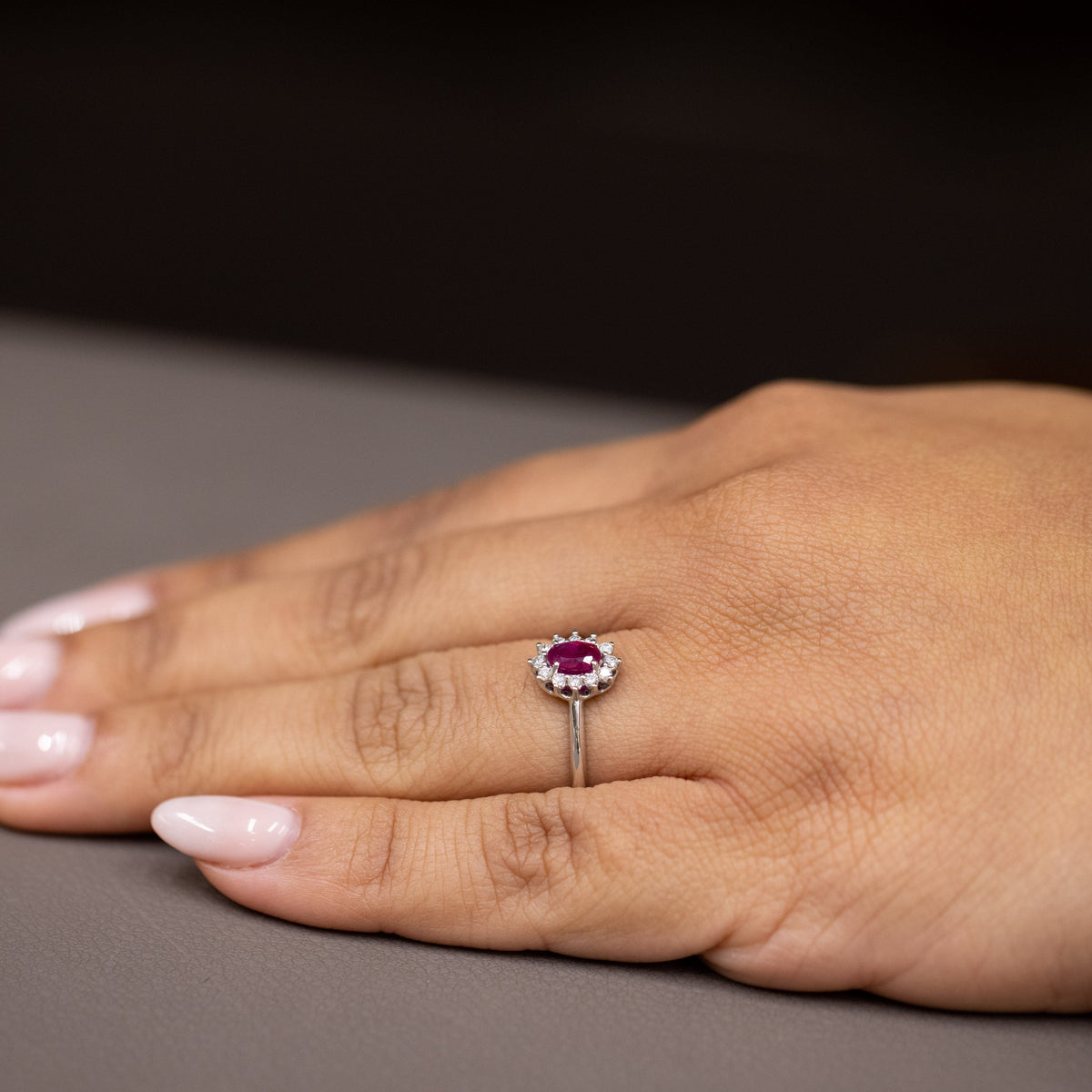 Anello in Oro Bianco 18KT con Rubino da 0,67 carati e Diamanti