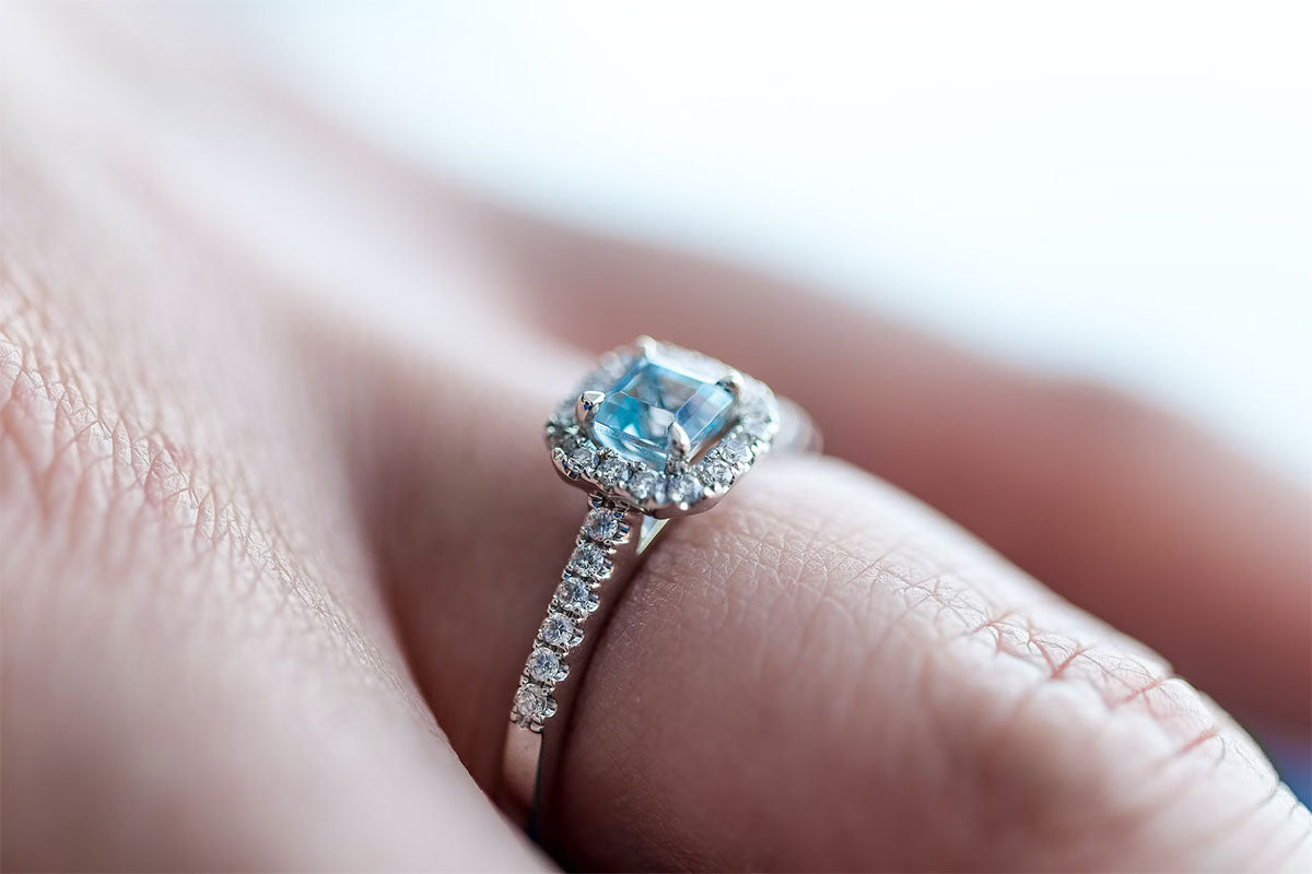 Come scegliere l'anello di fidanzamento perfetto: una guida completa