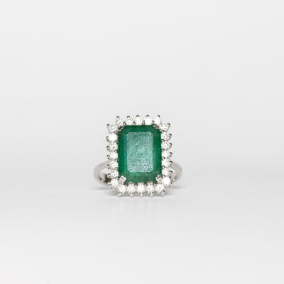 Anello in oro bianco 18 kt con smeraldo  taglio emerald centrale e contorno di diamanti