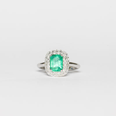 Anello in oro bianco 18 kt con smeraldo centrale  e contorno di diamanti