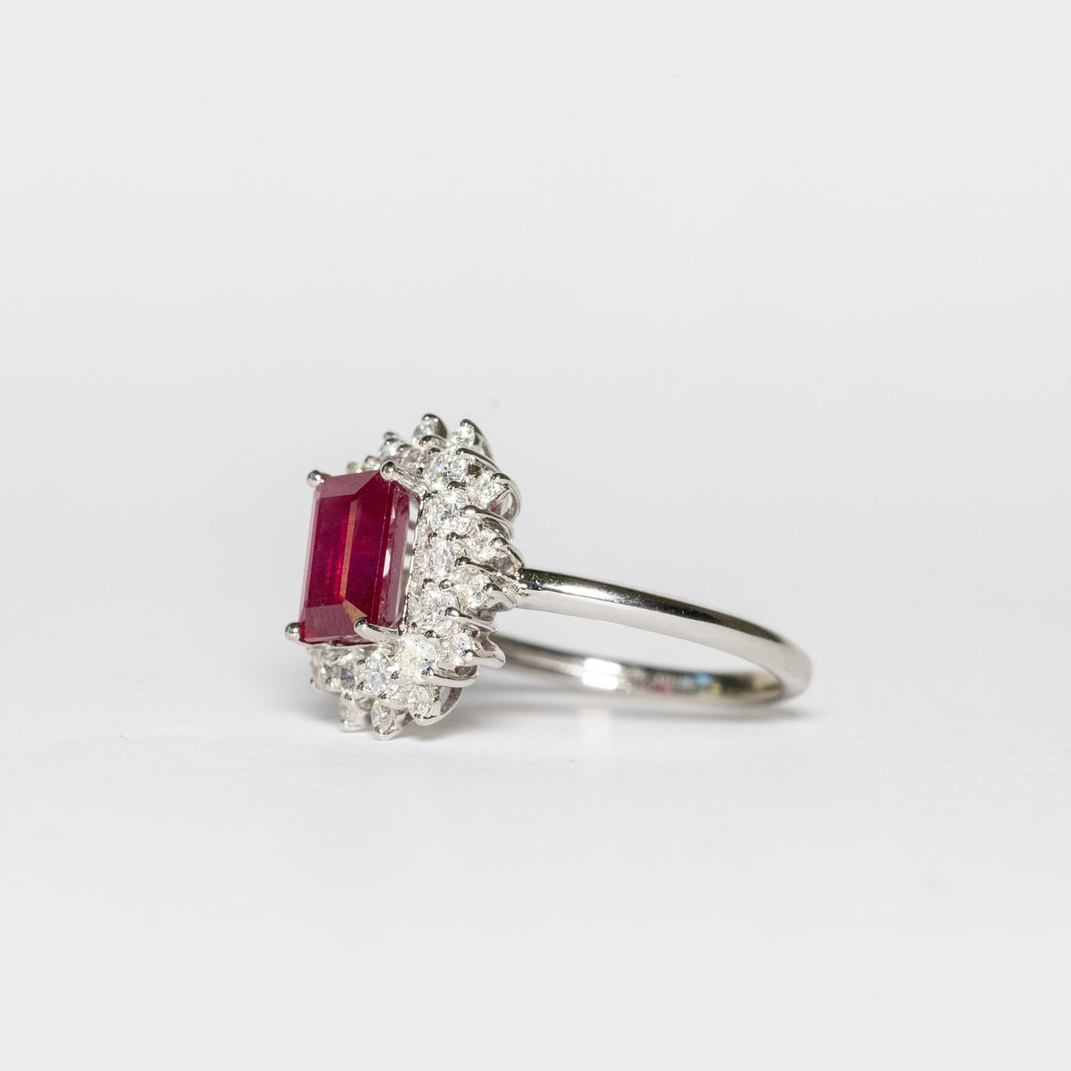 Anello in oro bianco 18 kt rubino centrale taglio emerald e doppio giro di diamanti