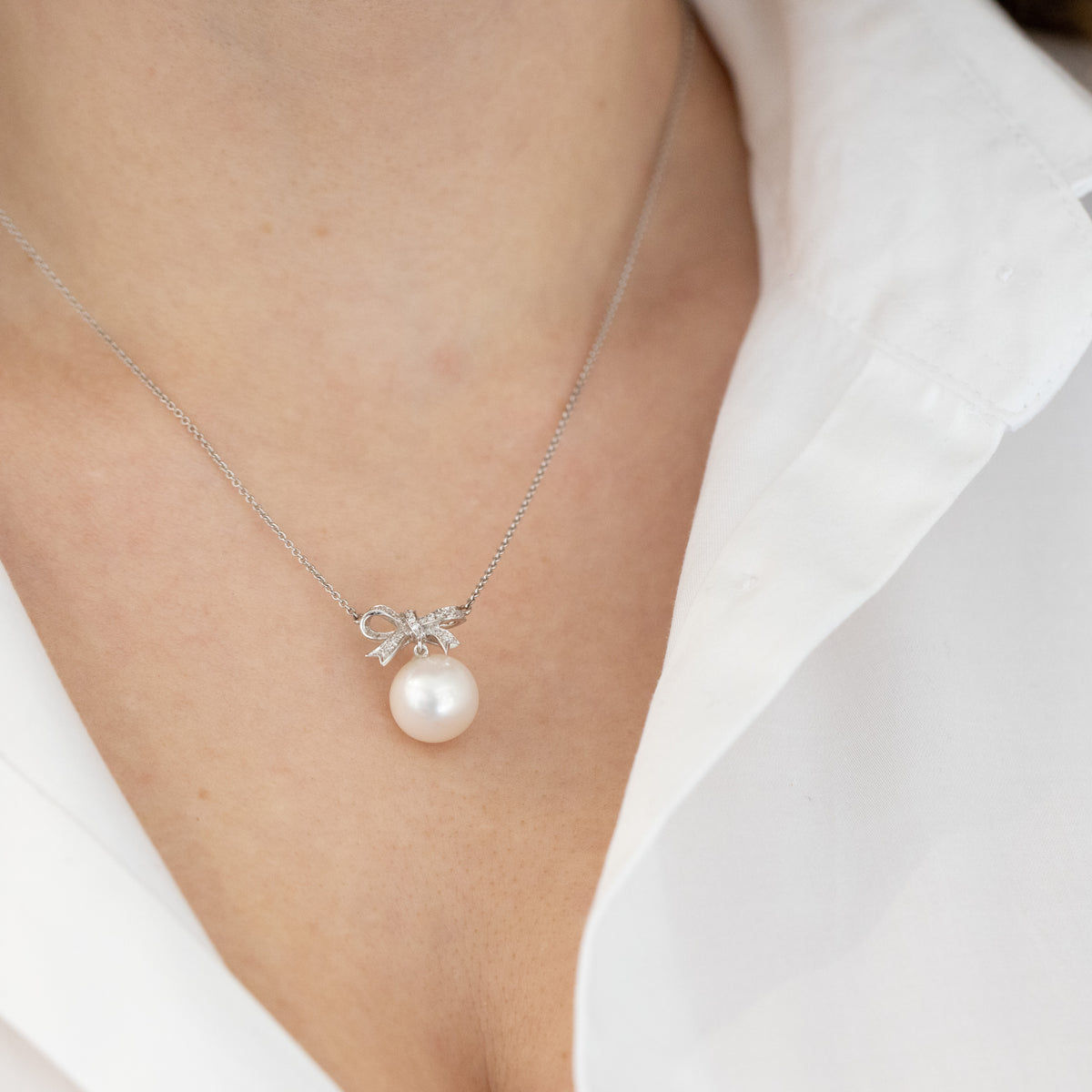 18K White Gold Necklace With Pearl Pendant With Bow