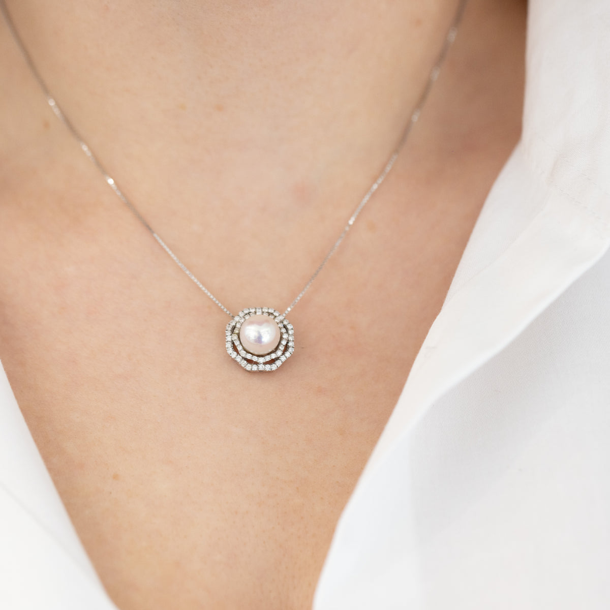 18K White Gold Necklace With Pearl And Double Row Of Diamonds