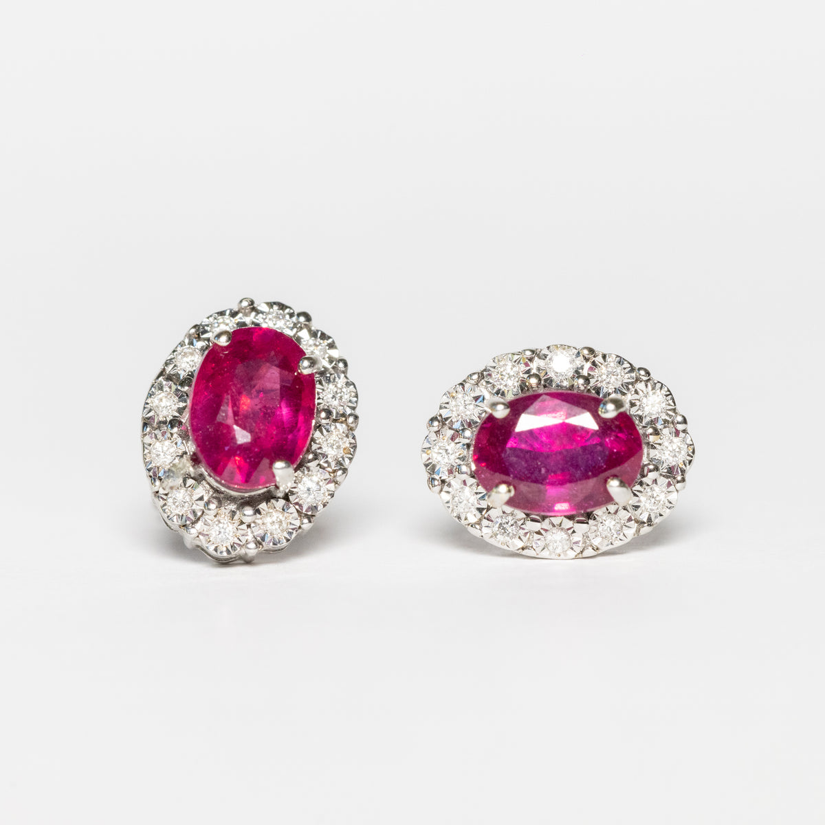 18kt white gold earrings with central ruby ​​and diamond surround