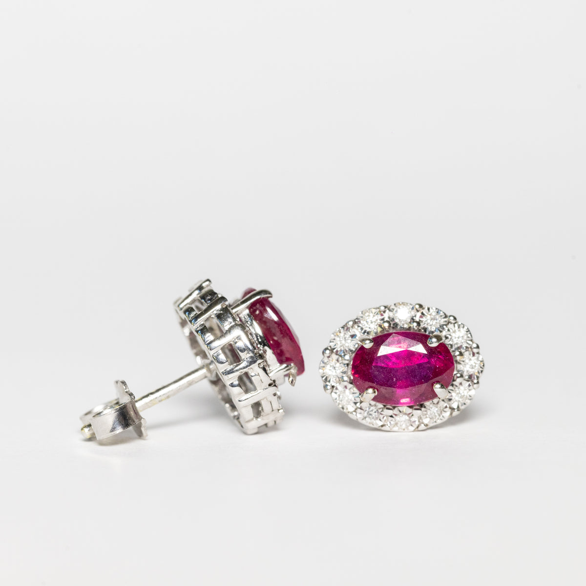 18kt white gold earrings with central ruby ​​and diamond surround