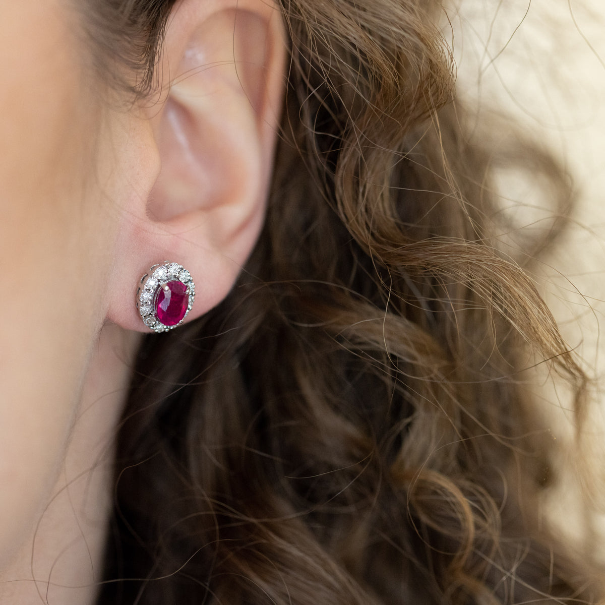 18kt white gold earrings with central ruby ​​and diamond surround