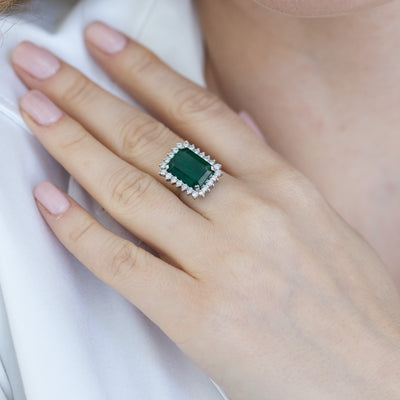 Anello in oro bianco 18 kt con smeraldo  taglio emerald centrale e contorno di diamanti