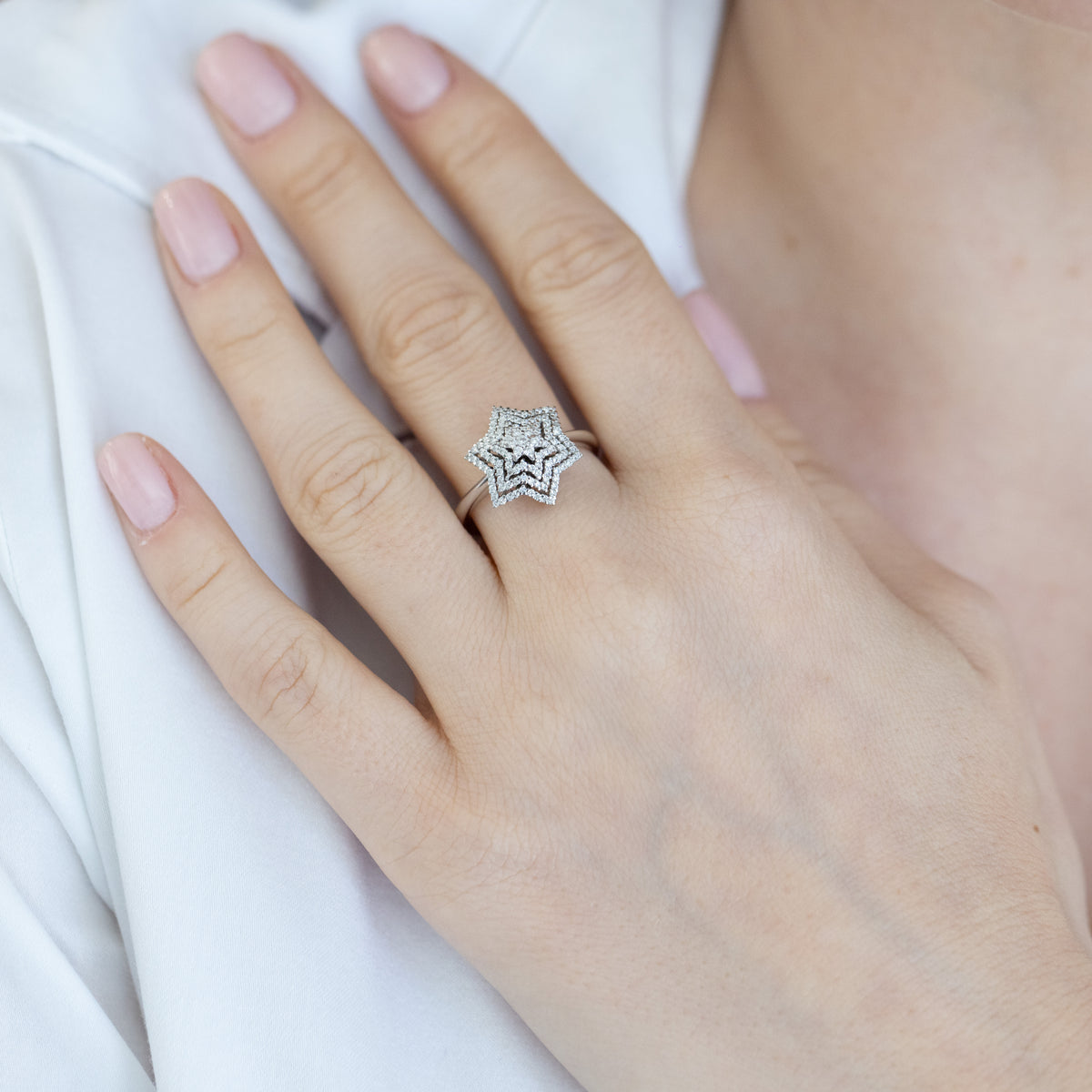 18K White Gold Ring With Diamond Pavé Star