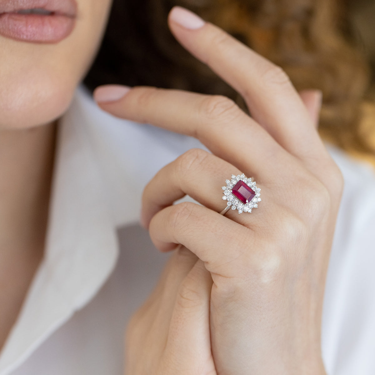 Anello in oro bianco 18 kt rubino centrale taglio emerald e doppio giro di diamanti