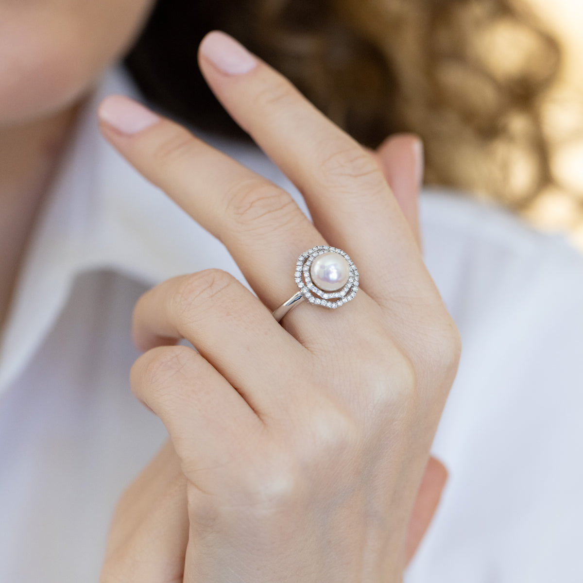 18K White Gold Ring With Pearl And Double Row Of Diamonds