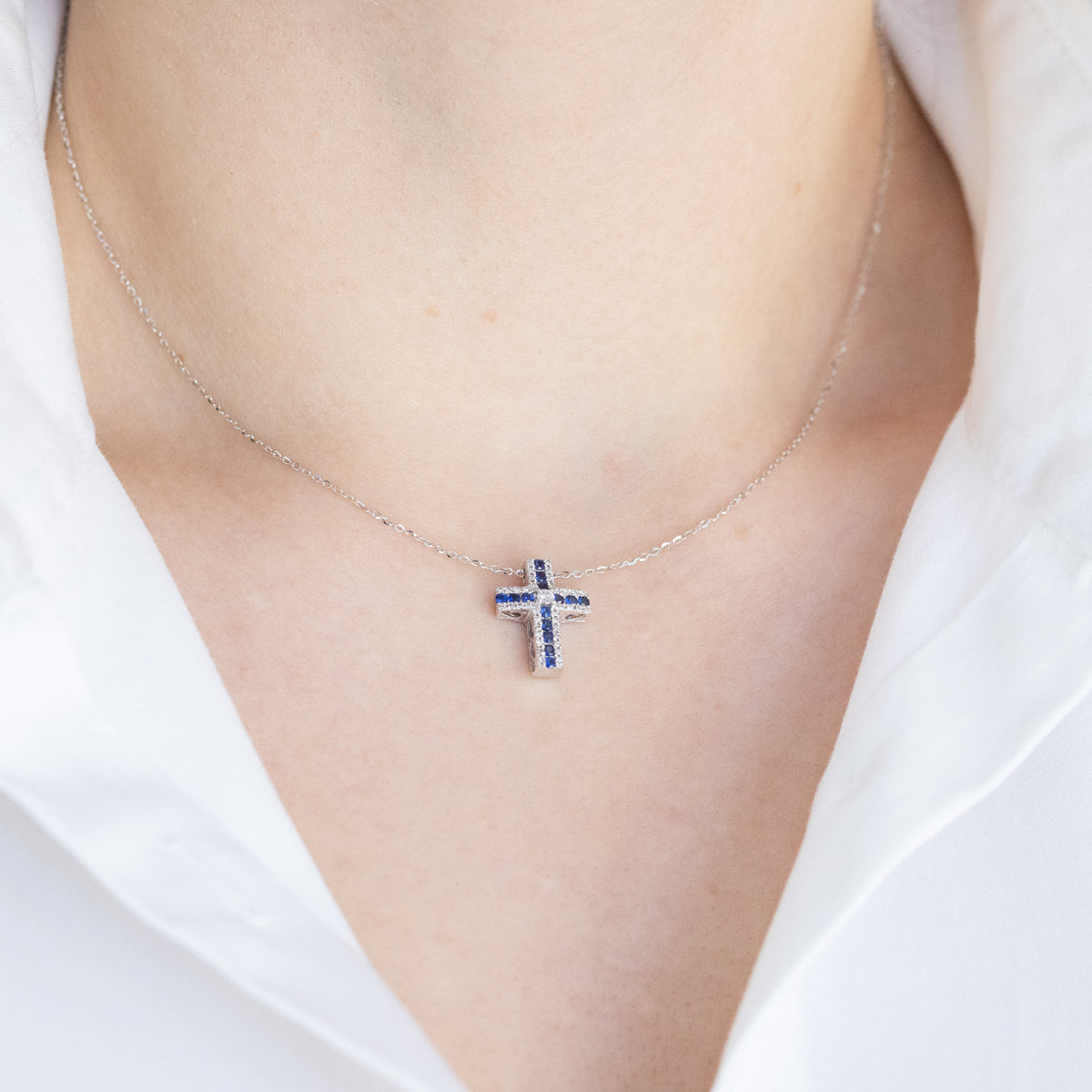 Collana croce in oro bianco 18kt con zaffiri e diamanti
