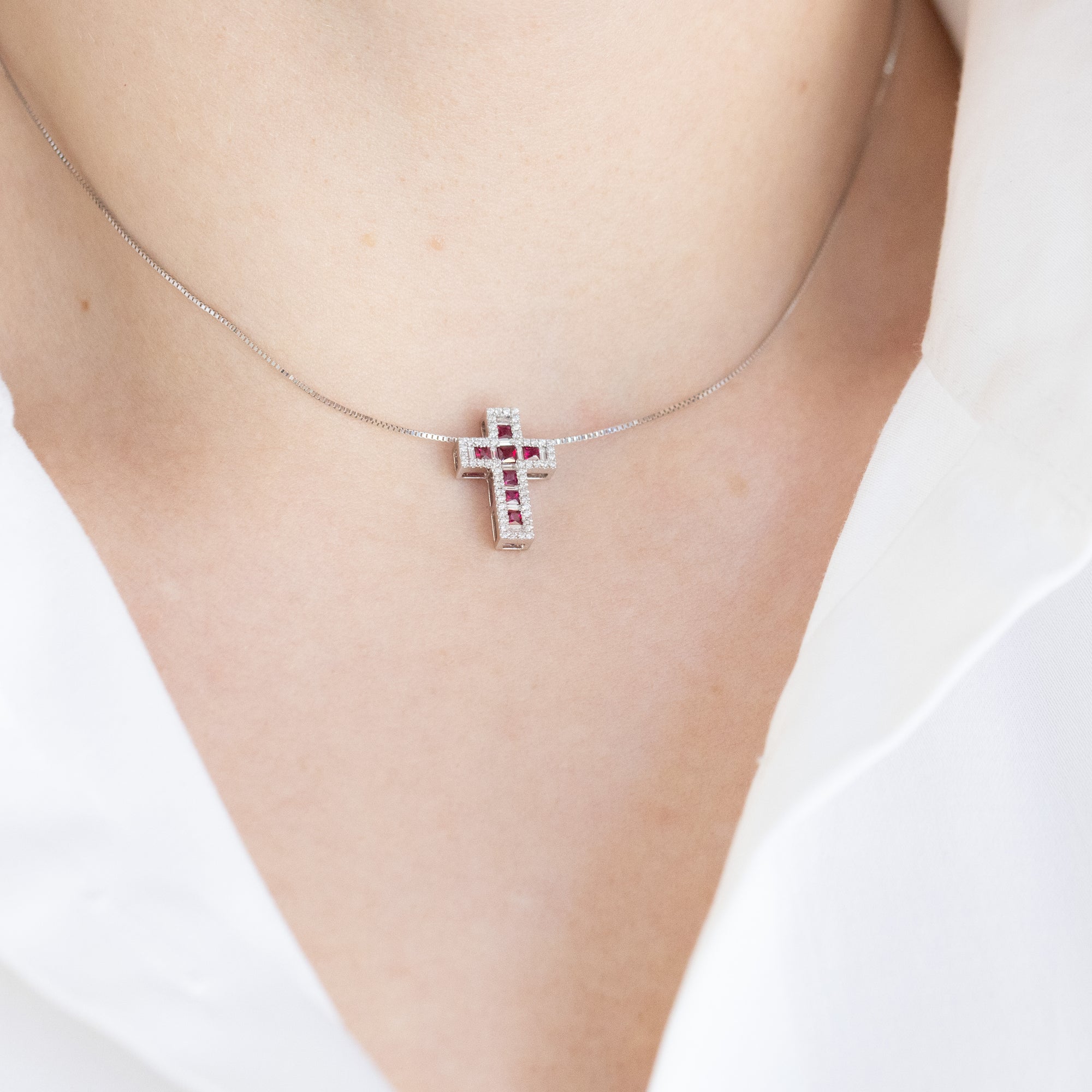 Collana croce in oro bianco 18 kt con rubini e diamanti Zahir