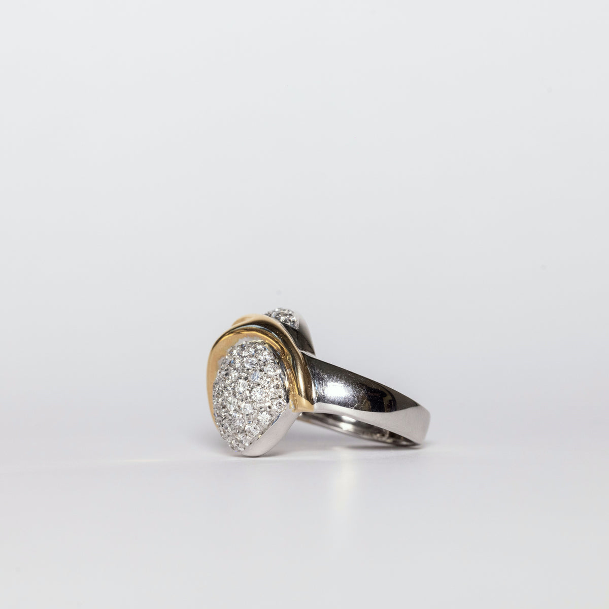 18Kt White and Yellow Gold Ring with Round Brilliant Diamond Pavé Shape