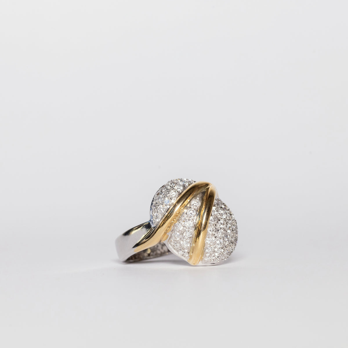 18Kt White and Yellow Gold Ring with Round Brilliant Diamond Pavé Shape