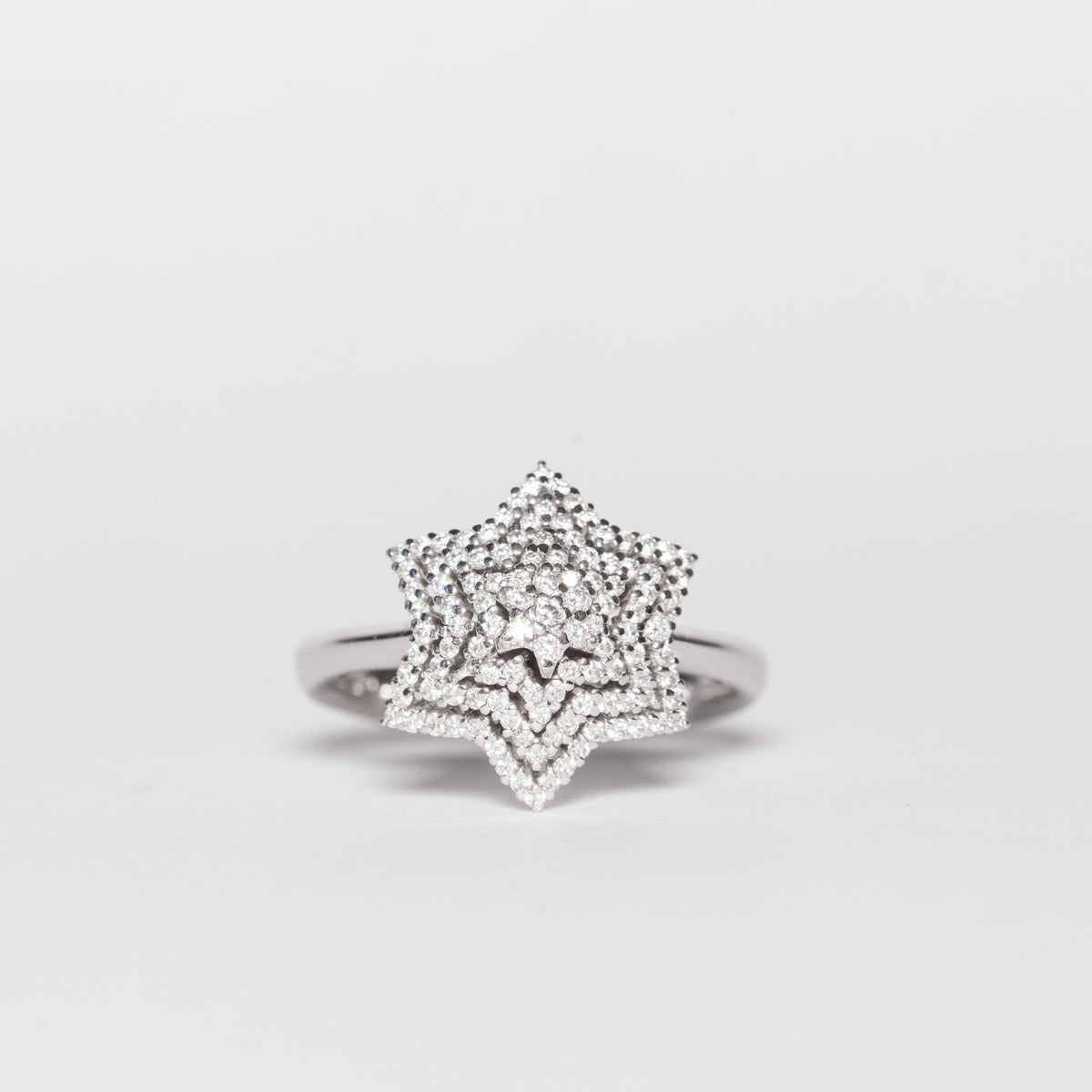 18K White Gold Ring With Diamond Pavé Star