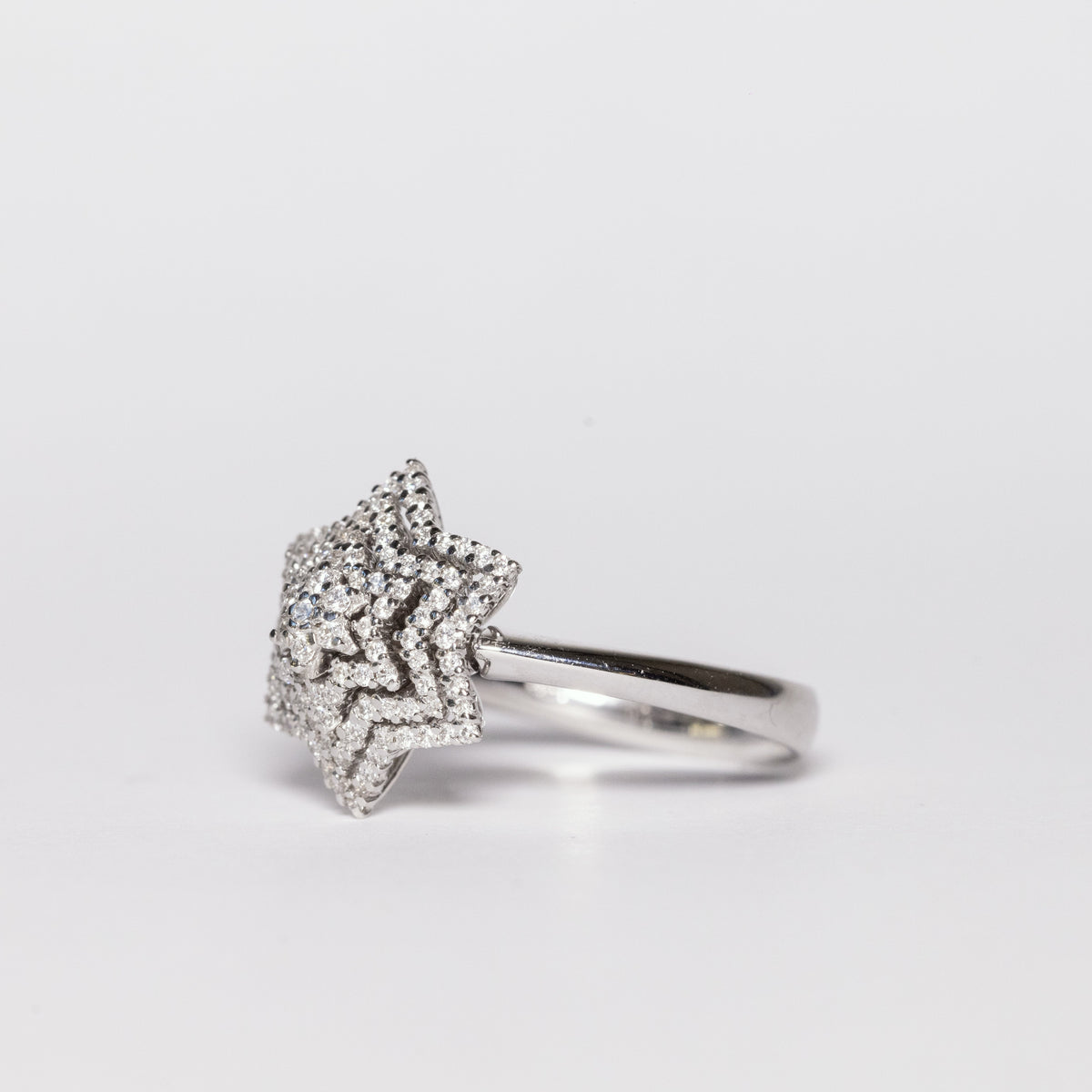 18K White Gold Ring With Diamond Pavé Star