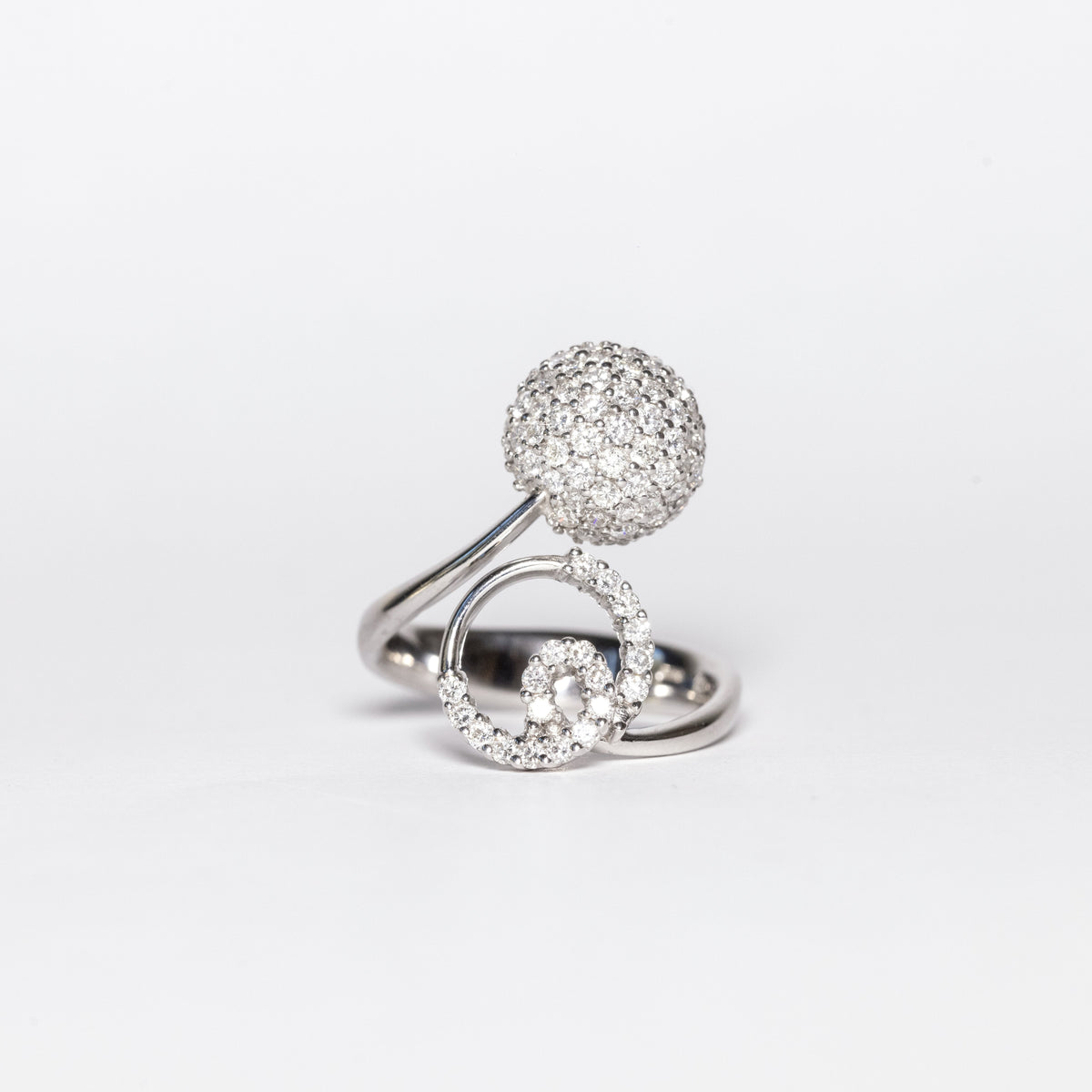 18K White Gold Ring With Diamond Pavé Fantasy
