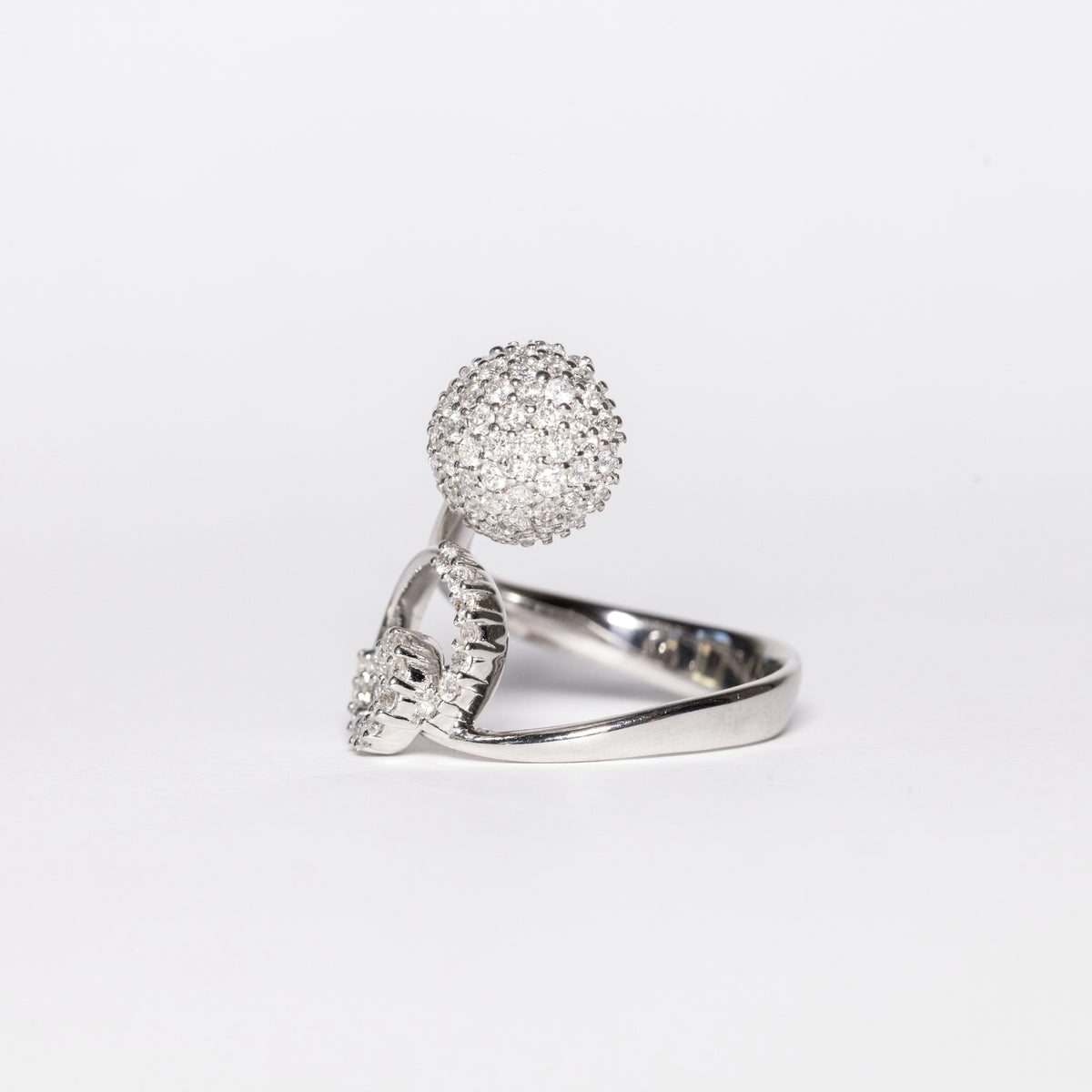 18K White Gold Ring With Diamond Pavé Fantasy