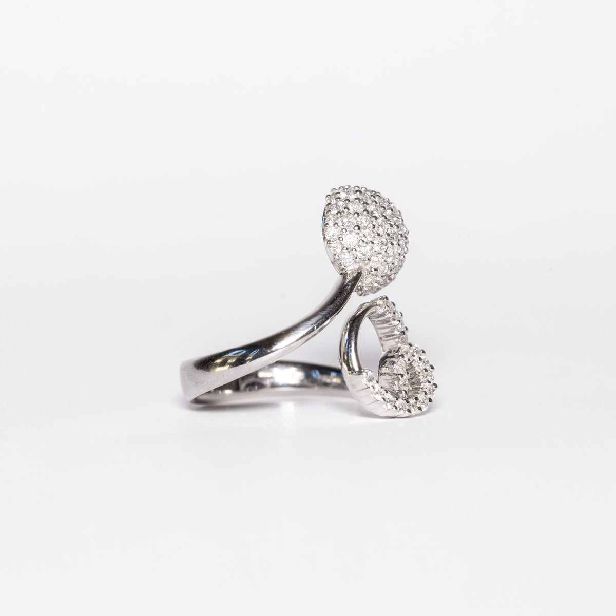 18K White Gold Ring With Diamond Pavé Fantasy