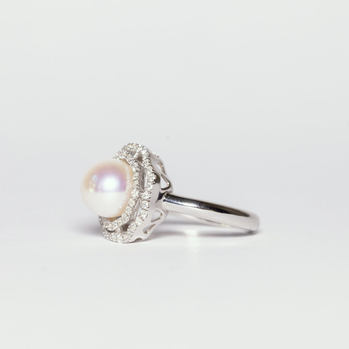 18K White Gold Ring With Pearl And Double Row Of Diamonds